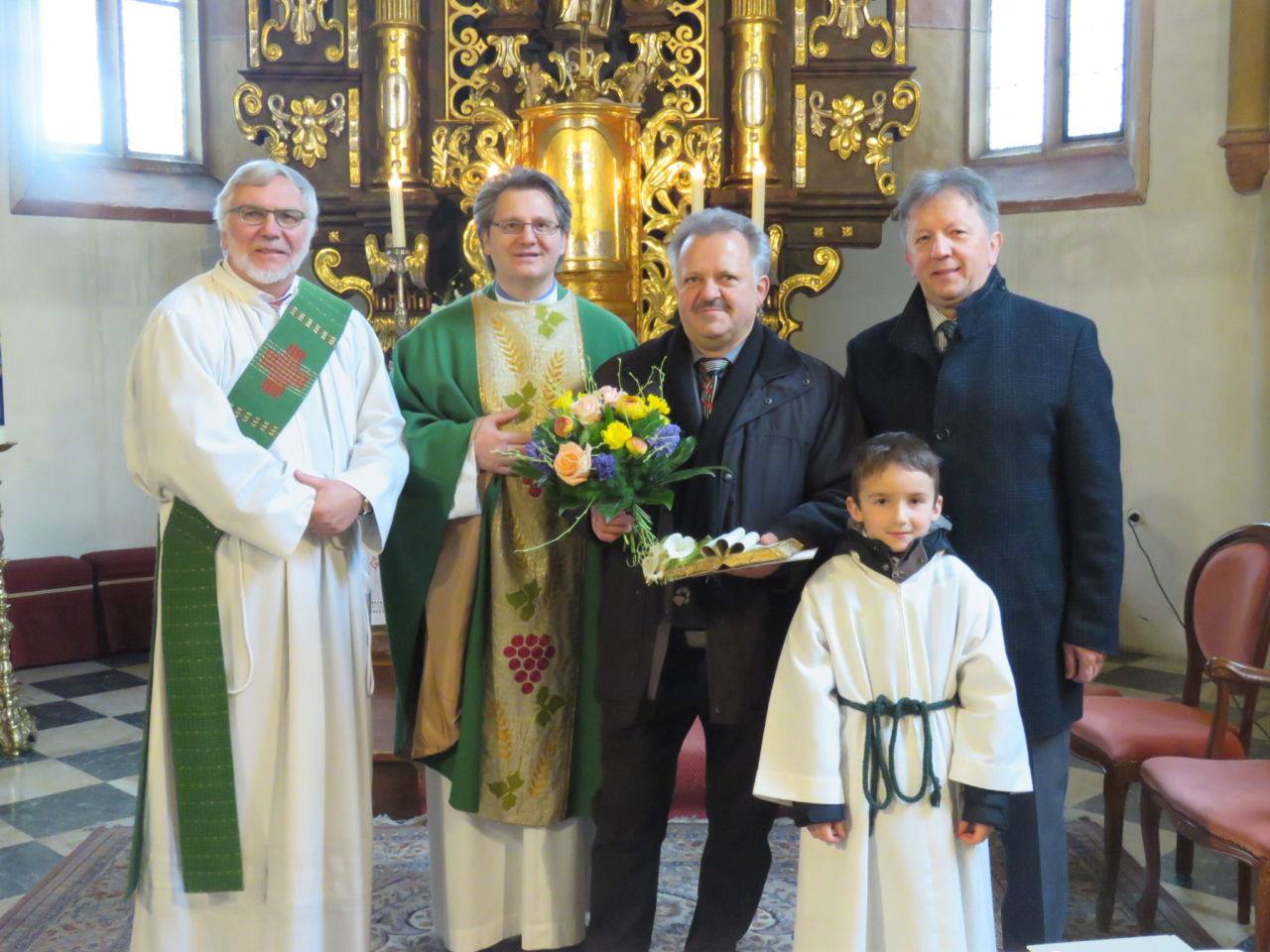 v.l.n.r. Diakon O. Pöcher, Pfarrer Dr. J. Sedlmaier, Gerald Rabitsch, Bgm. E. Kessler mit einem fleißigen Ministranten