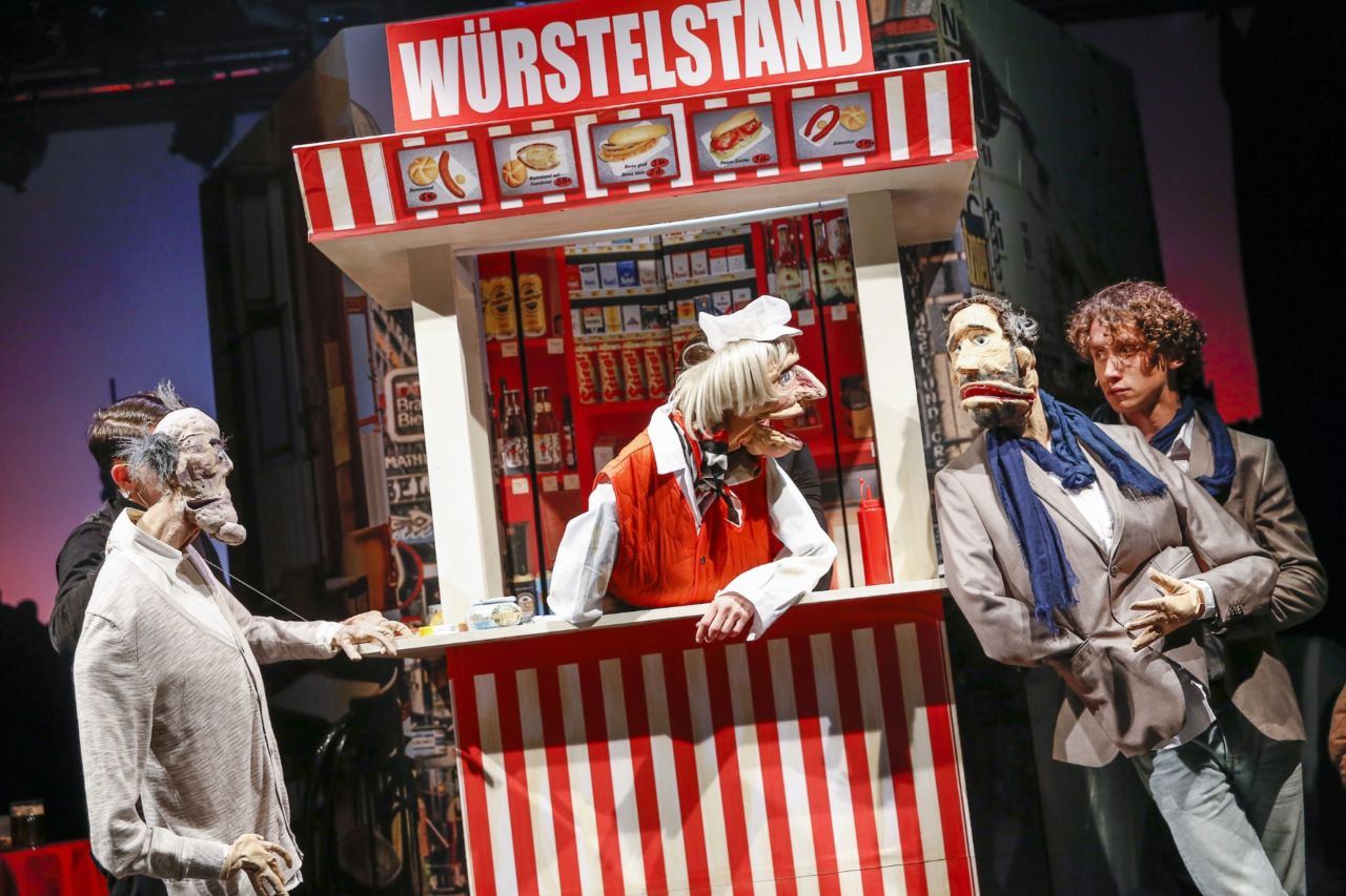 Die Nestroy prämierten Masterminds des zeitgenössischen Puppentheaters Nikolaus Habjan und Simon Meusburger vom Rabenhof Theater in Wien schaffen mit Dirk Stermanns Erfolgsroman eine absurd-komische Show. 