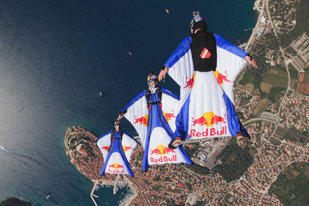 Das weltberühmte Red Bull Sky Dive-Team wird auch dabei sein