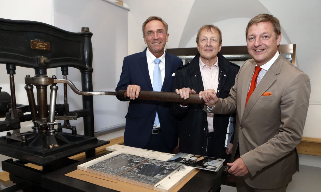 Bürgermeister Günther Albel mit Superintendent Mag. Manfred Sauer und Museumsleiter Dr. Kurt Karpf bei der historischen Kniebelpresse. 