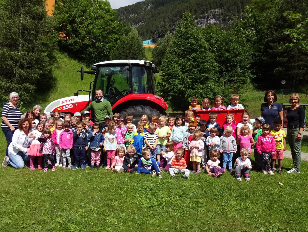 Für die Kleinen ein großes Erlebnis: Bleibergs Bgm. Hecher fuhr im Kindergarten mit einem Traktor vor.