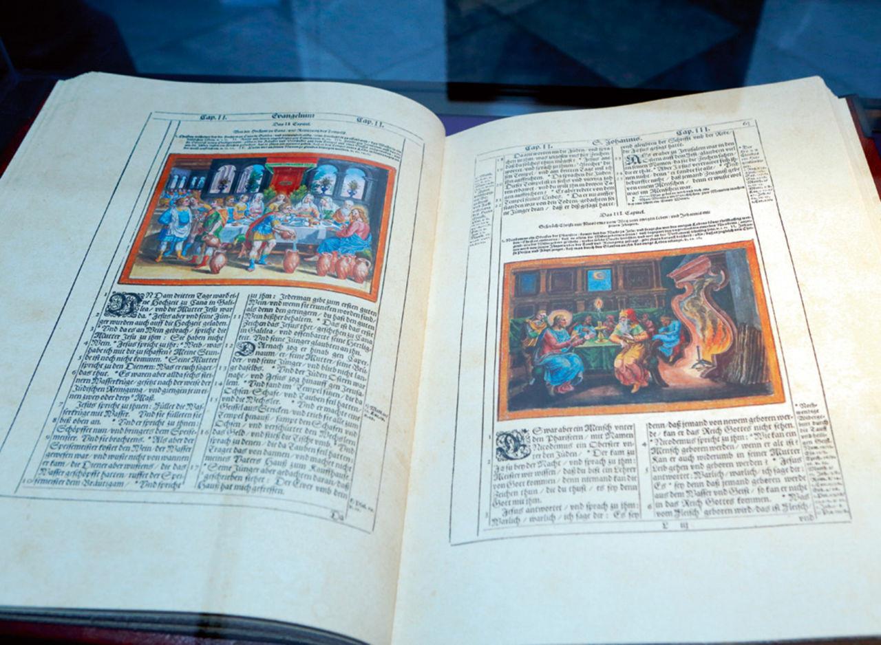 Historische Bibel aus der Zeit Luthers.