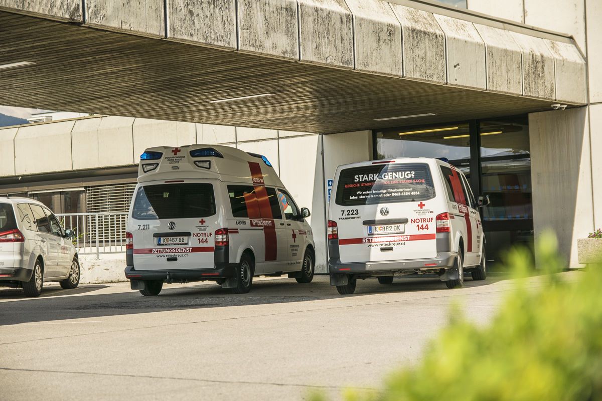 Die Verletzte konnte sich selbst aus dem Fahrzeug befreien, wurde aber nach ärztlicher Erstversorgung von der Rettung in das UKH Klagenfurt/WS gebracht