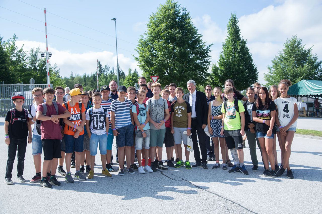 LH Peter Kaiser mit Schülerinnen und Schülern die im heurigen Schuljahr in ganz Kärnten ihren Dienst als Schülerlotsen geleistet haben