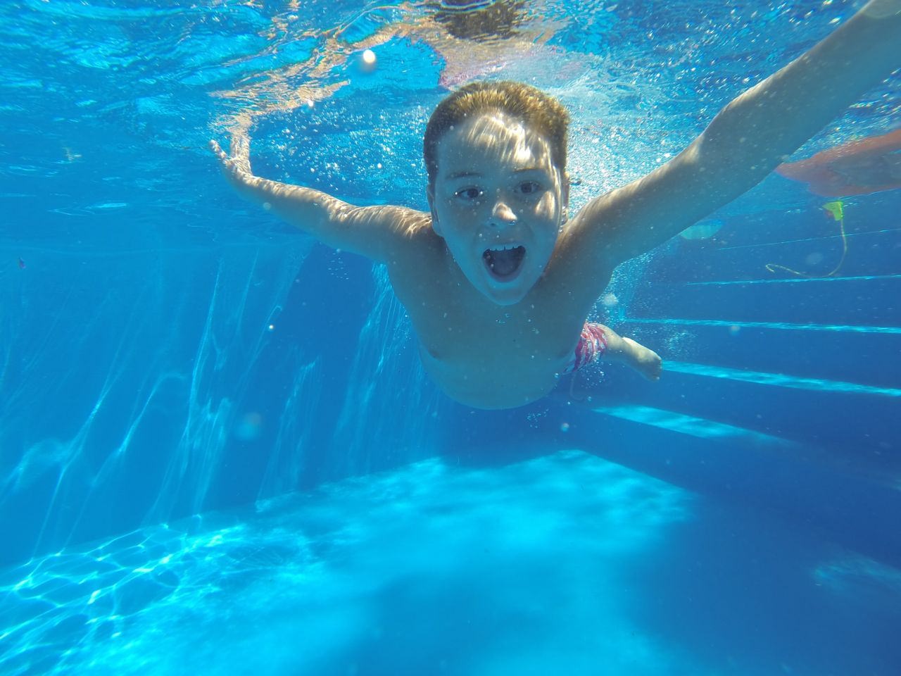 Ein Sprung ins kühle Wasser gehört zu jedem guten Sommerferienprogramm