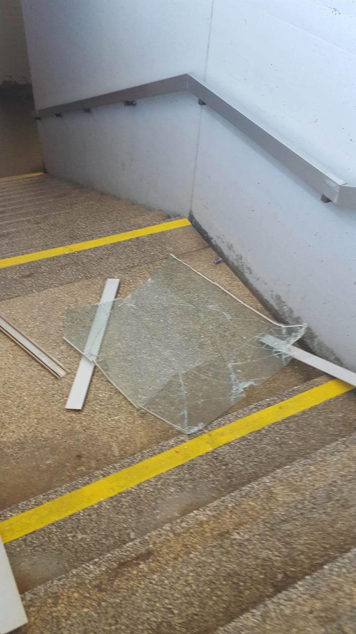 Mutwillig eingeschlagene Fenster am Bahnhof