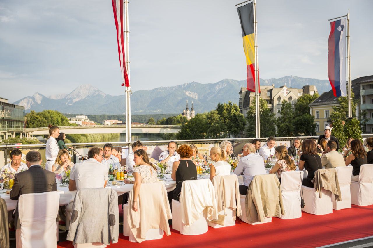 Die Lange Tafel auf der Draubrücke ist das kulinarische Highlight des Gensussfestivals KückenKult im Sommer.
