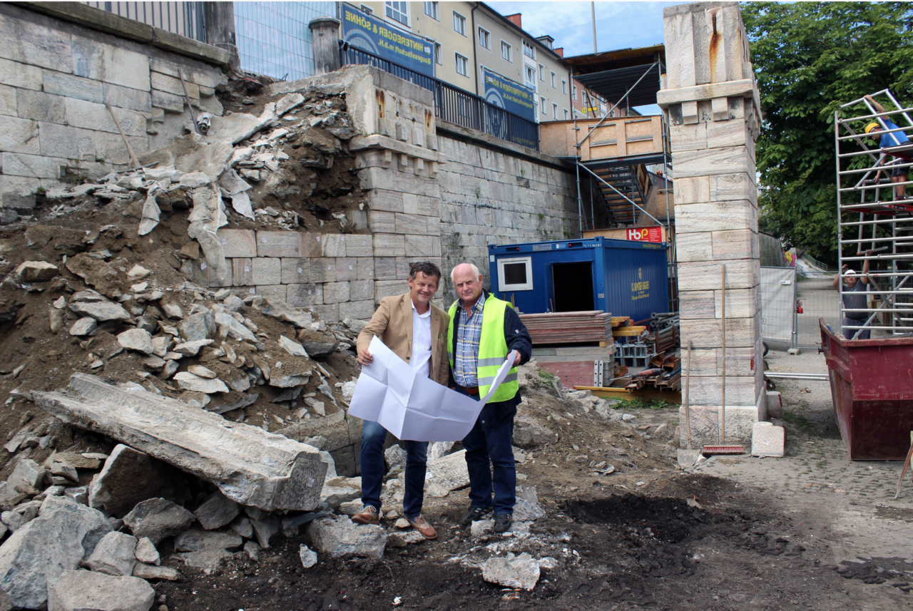 Straßenbaureferent Vzbgm. Christian Scheider besichtigt mit Baustellenleiter Ing. Michael Pirker die Bauarbeiten beim Elisabethsteg im Lendhafen 
