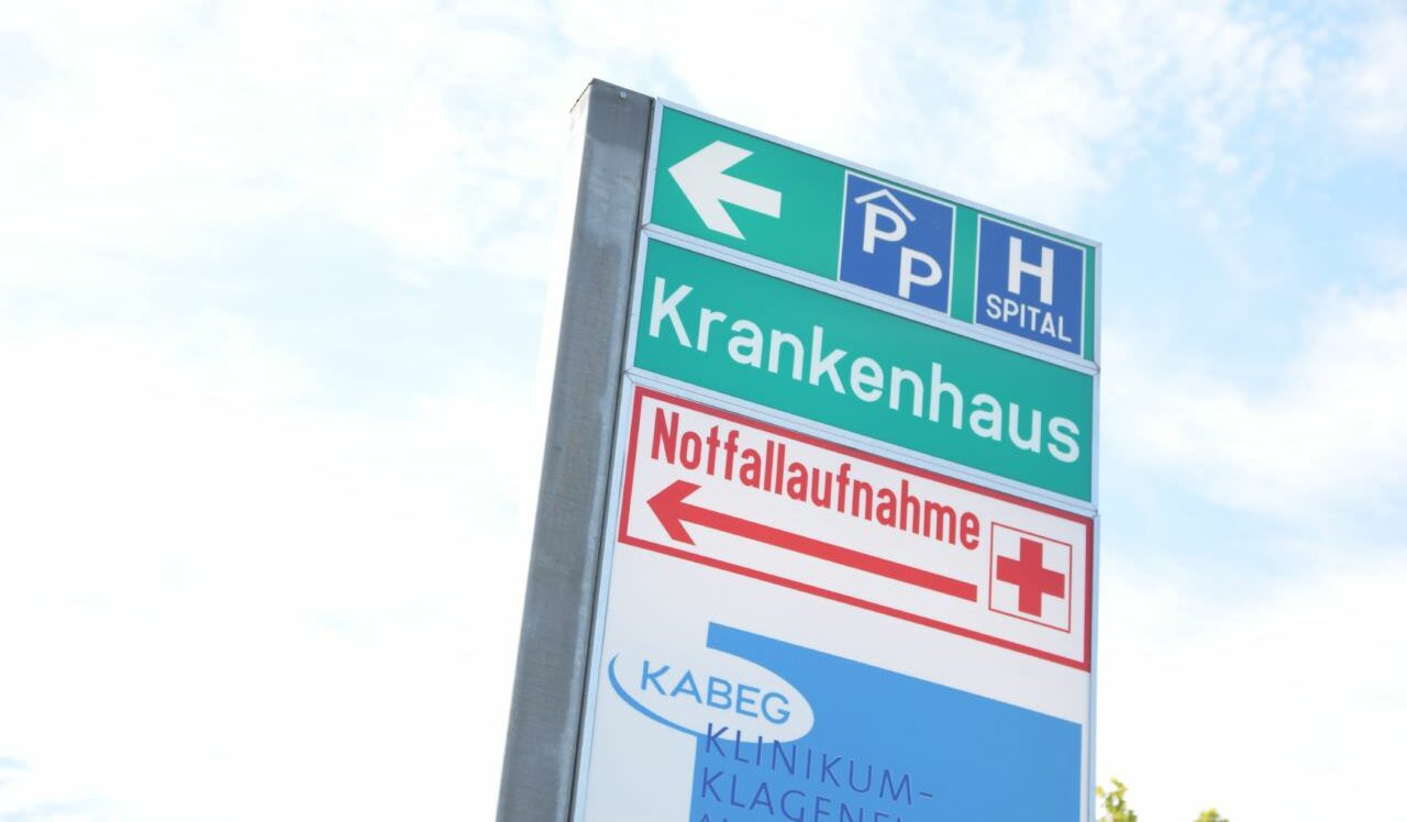 Der 30-jährige Arbeiter musste von der Rettung in das Klinikum Klagenfurt gebracht werden.
