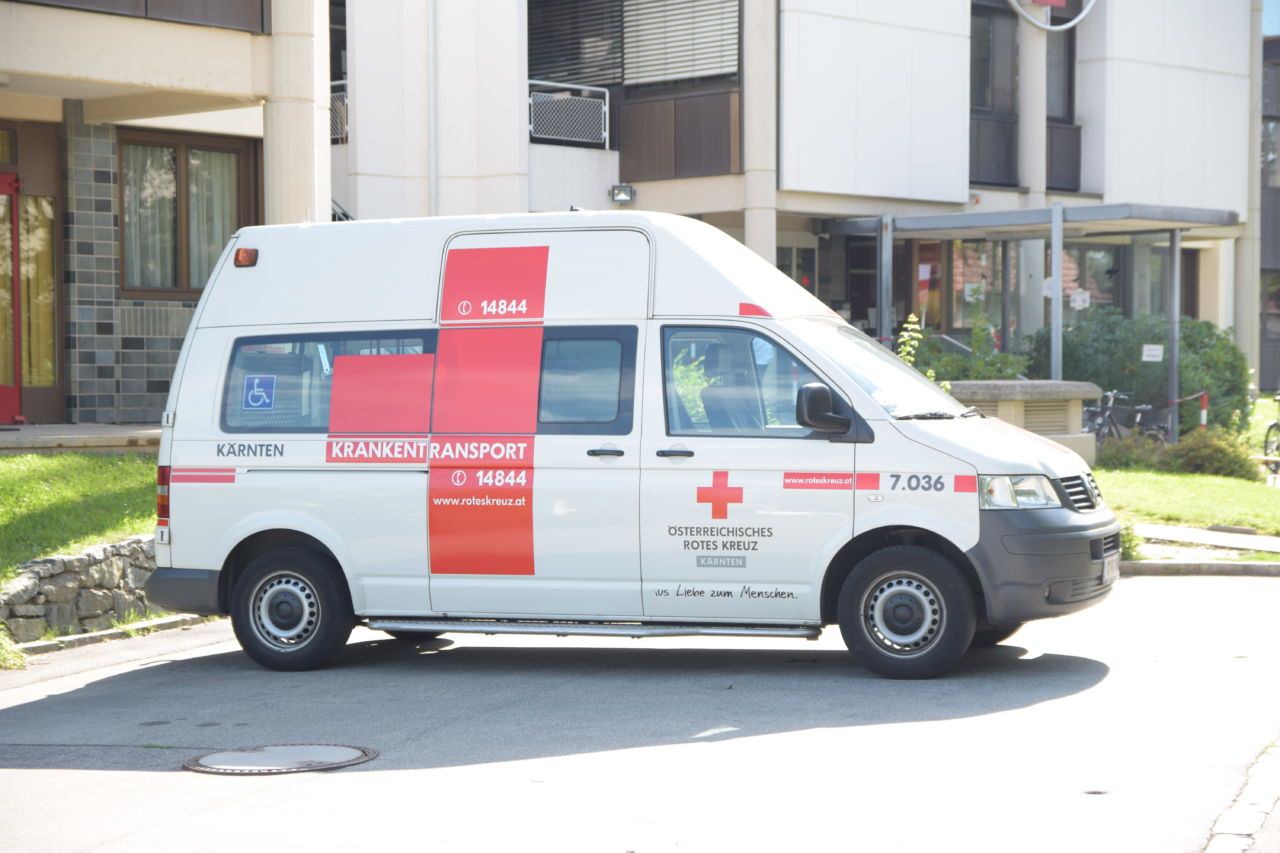 Die 75-jährige Klagenfurterin wurde leicht verletzt und wurde von der Rettung in das Klinikum Klagenfurt gebracht.