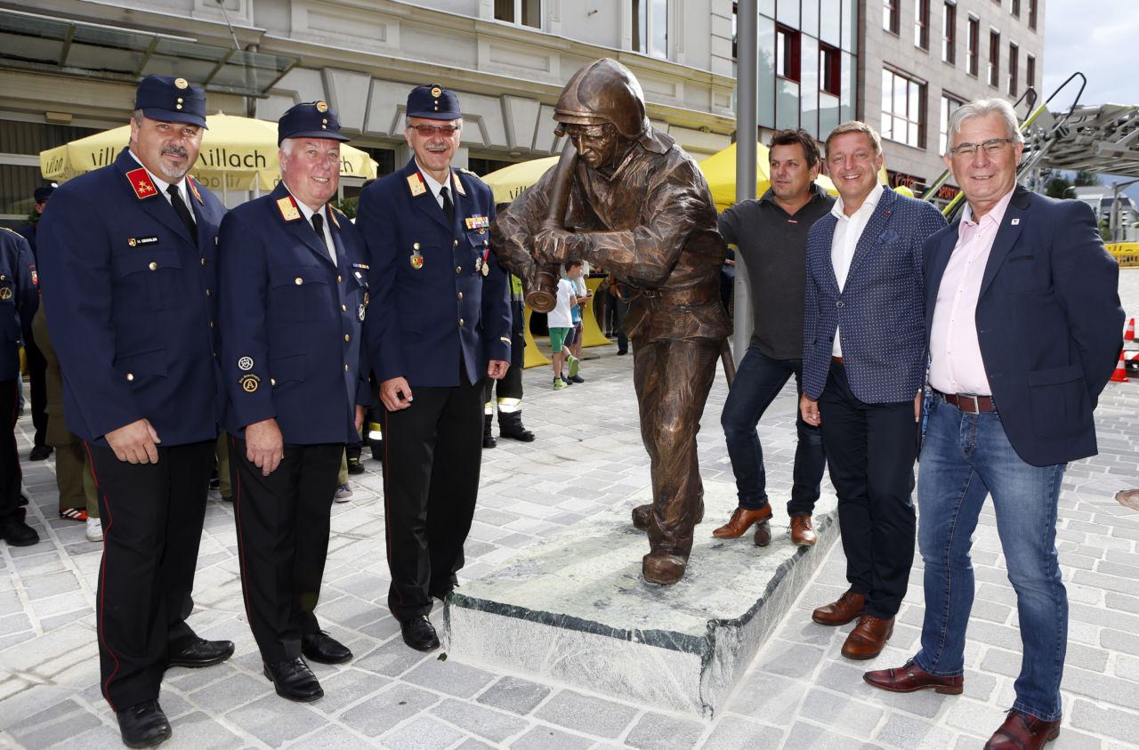 Bürgermeister Günther Albel, Stadtrat Harald Sobe und die Kameraden der
Feuerwehr enthüllten die neue Skulptur als Bronze, die Künstler Georg Mühlegger
geschaffen hat.