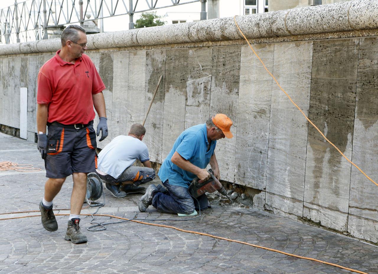 Die Restaurierungsarbeiten an der Mauer am Unteren Kirchenplatz sind voll im Laufen.