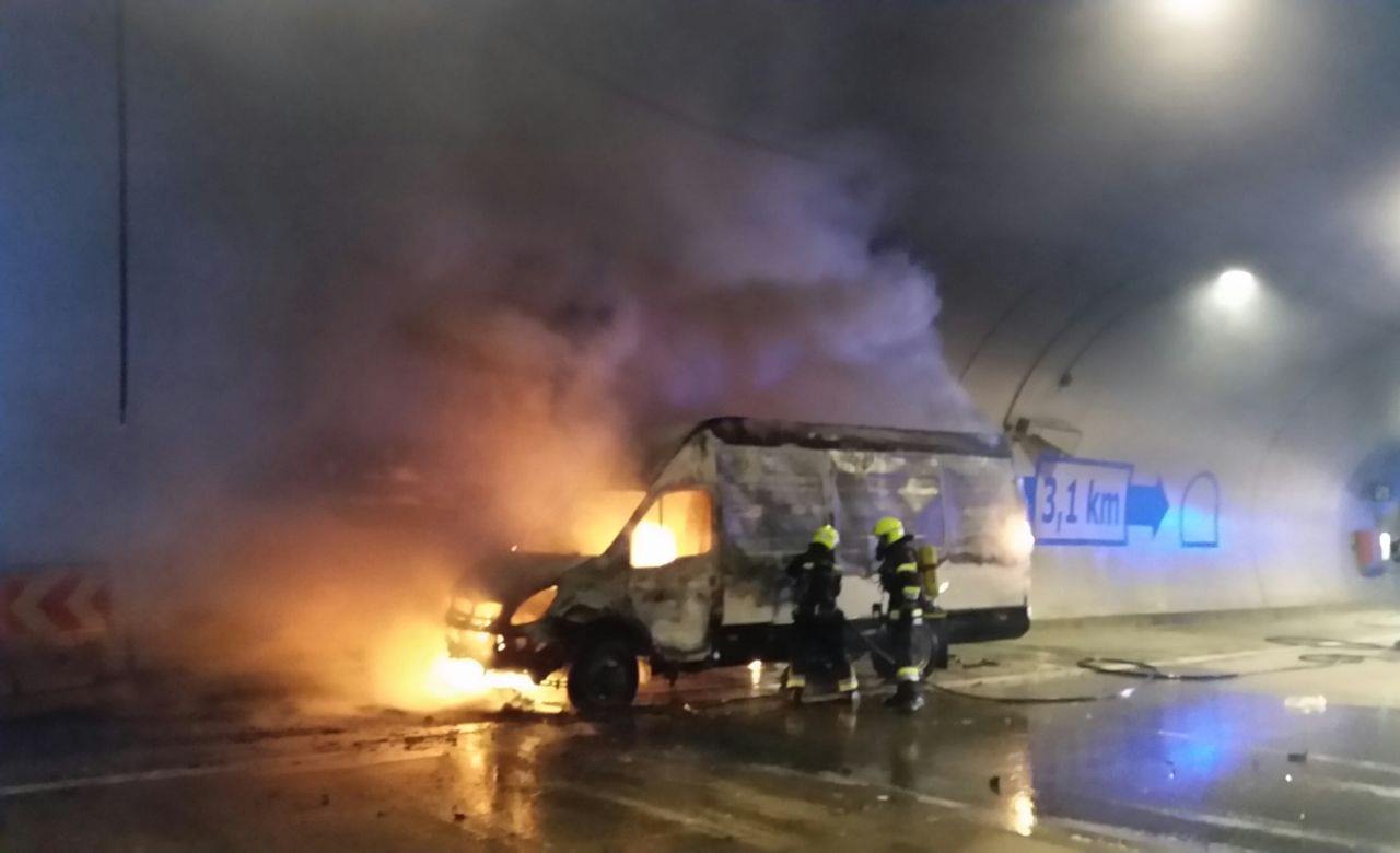 Wegen eines brennenden Fahrzeugs ist der Oswaldibergtunnel momentan gesperrt.