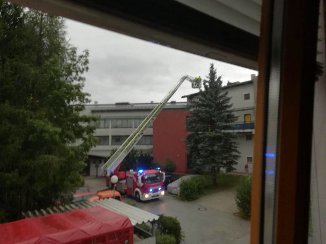 Die Feuerwehr steht im Einsatz um etliche Unwetterschäden zu beheben. In der Magdalener Straße in Villach wurde dieses Dach anscheinend teilweise vom Wind abgedeckt.