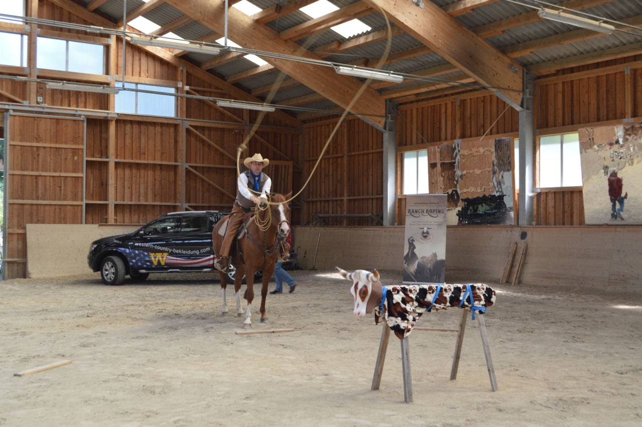Die generelle Aufgabe beim Ranch-Roping besteht darin, einen Rinderdummy mit dem Lasso (vom Pferd und/oder vom Boden aus) aus vorgegebener Entfernung am Kopf, an der Hüfte oder an den Hinterbeinen zu fangen.