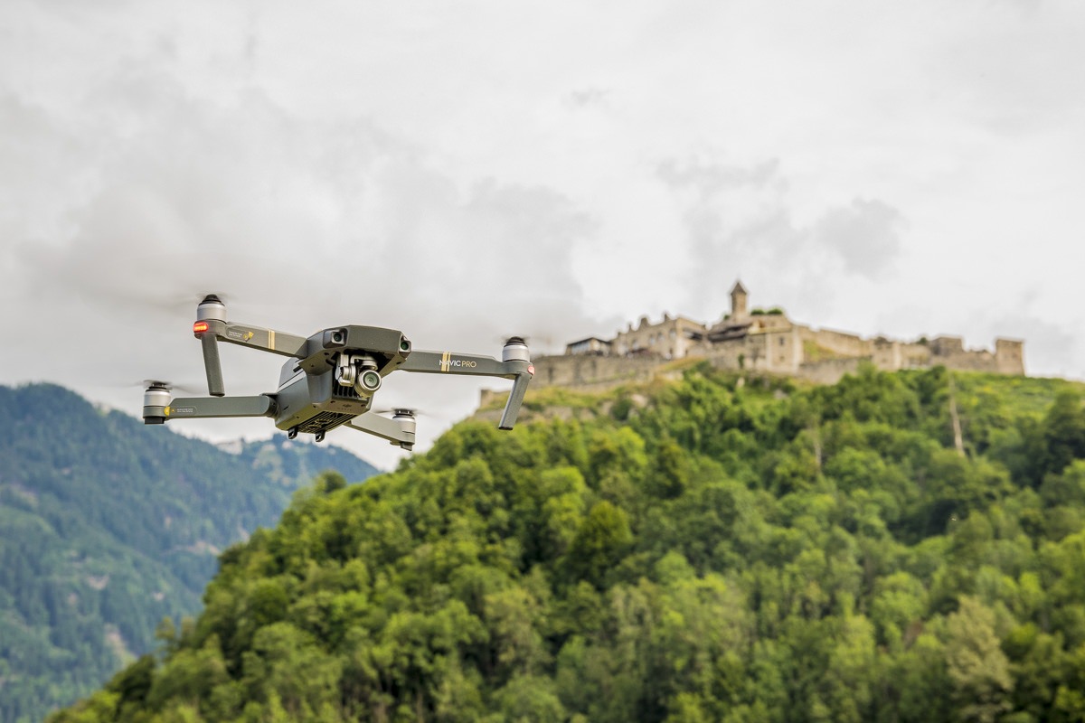 In einem Facebook-Posting machte die Adlerarena Burg Landskron auf die vielen ilegalen Drohnenflüge in dem Gebiet aufmerksam und auf deren Bedrohung für die Adler und auch die Besucher der Burg.