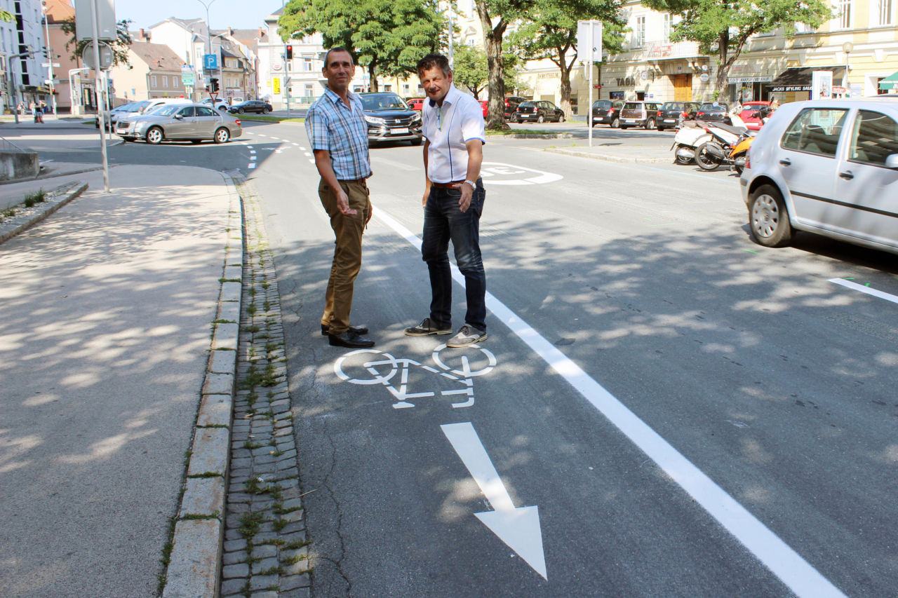 Straßenbaureferent Vizebürgermeister Christian Scheider und DI Alexander Sadila besichtigen den neuen Radfahrstreifen beim Stauderplatz