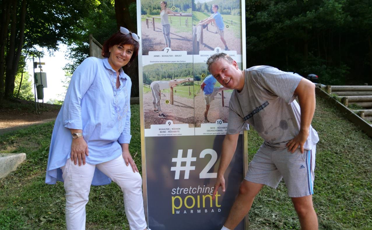 Vizebürgermeisterin Petra Oberrauner testet gemeinsam mit Freizeitsportler Michael Preissl den neu gestalteten Stretchingpoint in Warmbad.