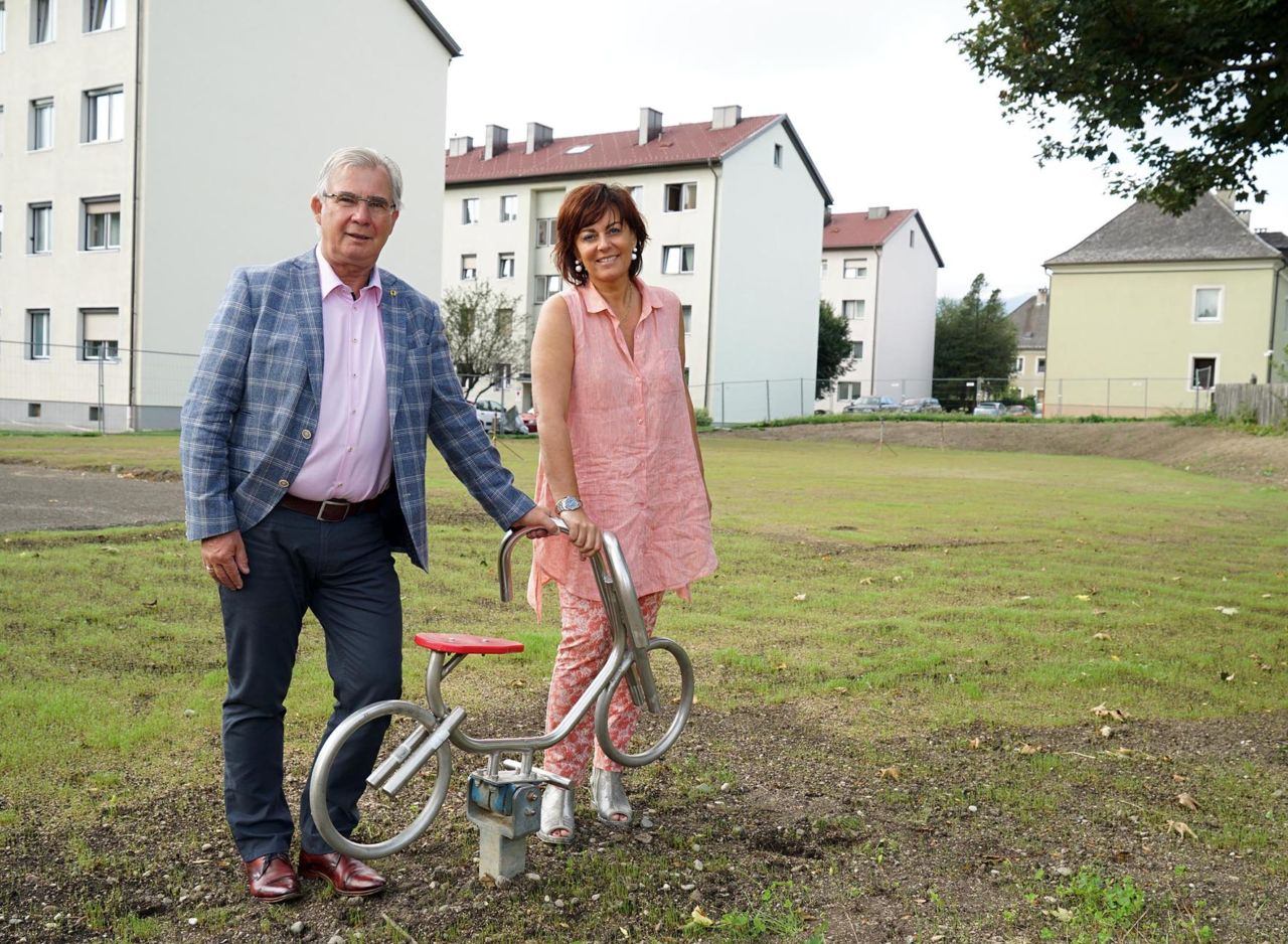 Neue Spielwiese in der Kanaltalersiedlung fertiggestellt: Von links Stadtrat Harald Sobe und Vizebürgermeisterin Petra Oberrauner.