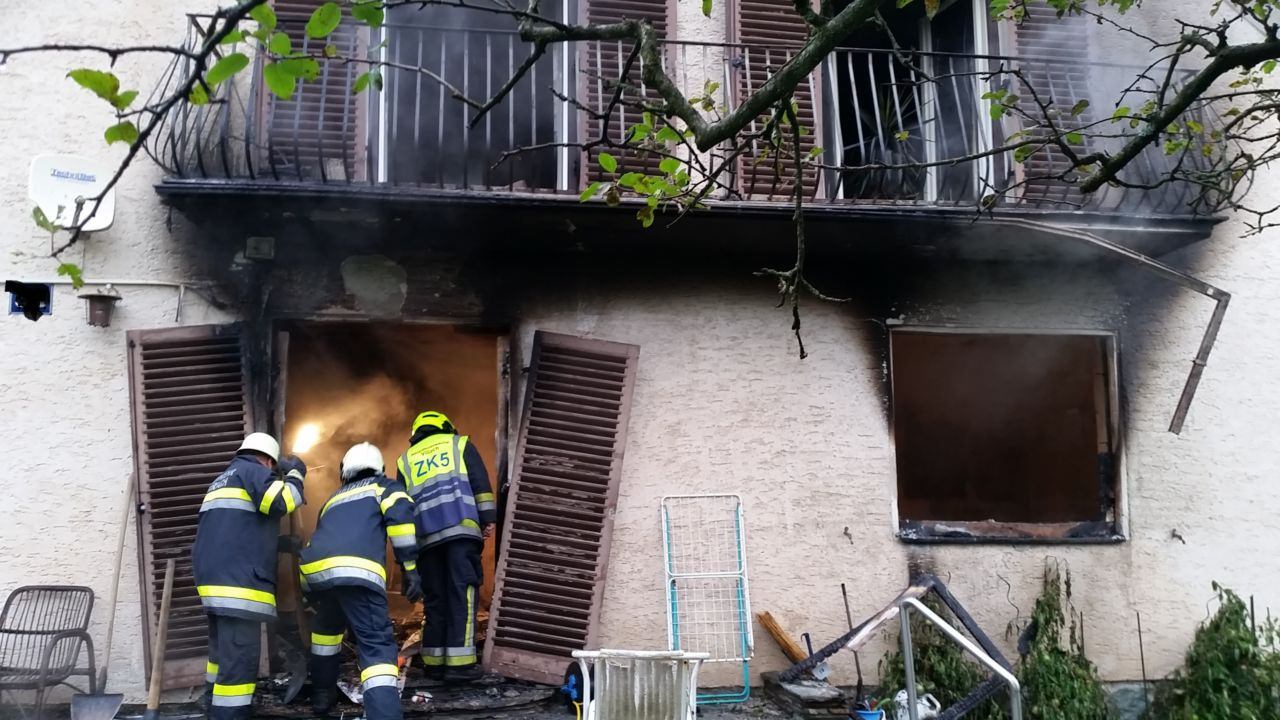 In der Wohnung suchten Atemschutztrupps der Feuerwehren mit Wärmebildkamera nach verletzten Personen.