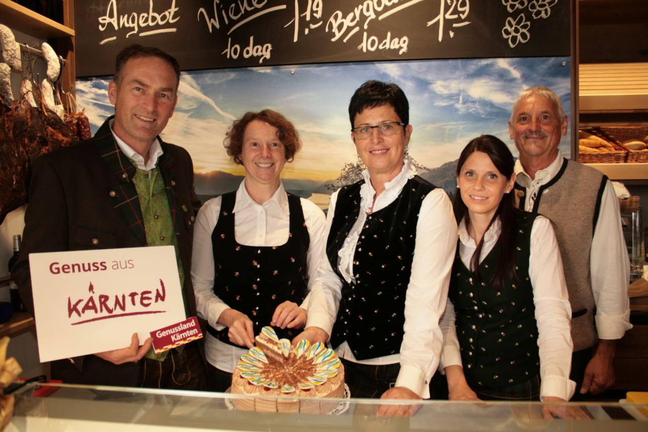 Das Team des Dorfladen Fresach mit den beiden Chefleuten Andrea und Ernst Egger (Bildmitte)!