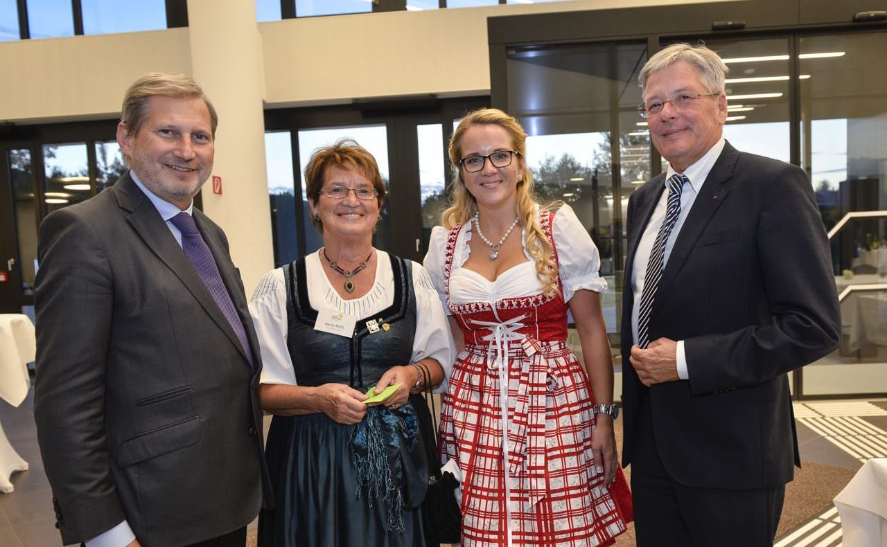 LH Kaiser und Bildungswerk-Präsident Johannes Hahn mit Vertreterinnen des Bildungswerkes