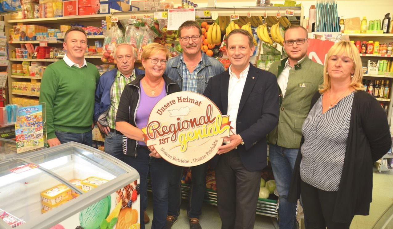 LR Christian Benger übergibt die Nahversorgerförderung an den Sparmarkt von Johannes Ogris in St. Margareten im Rosental