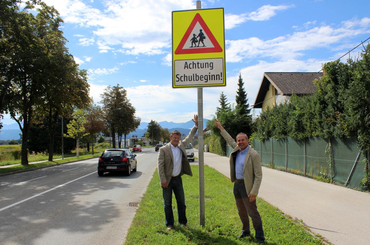 Straßenbaureferent Vizebürgermeister Christian Scheider und Werner Weidlitsch vom Straßenbauamt bei einer der insgesamt 13 Hinweistafeln 
