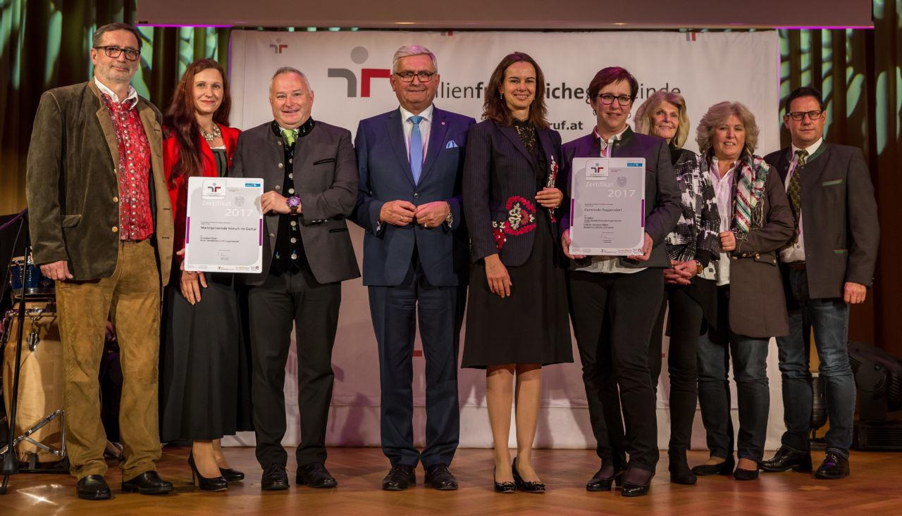 Bundesministerin Dr. Sophie Karmasin und Präsident Mag. Alfred Riedl haben die Gemeinde Nötsch ausgezeichnet.