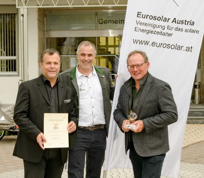 Die Gewinner Johann Grandits, Franz Wiedenig und Christoph Aste freuen sich sichtlich über den gewonnen Preis für ihr Vorzeigeprojekt 