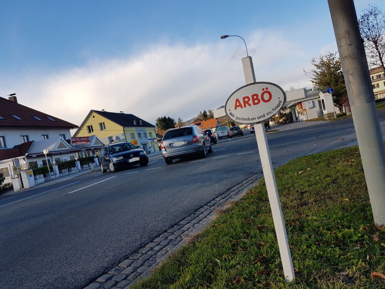 Mit den weißen Kreuzen hoffen die Mitarbeiter der ARBÖ auf das Verhalten der VerkehrsteilnehmerInnen positiv einwirken zu können.