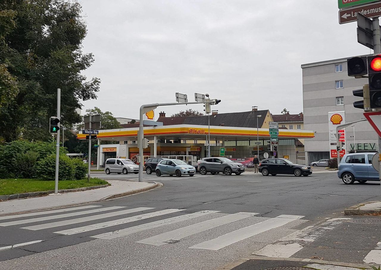 Die Tankstelle in Klagenfurt hat 24 Stunden geöffnet und ist stark frequentiert.