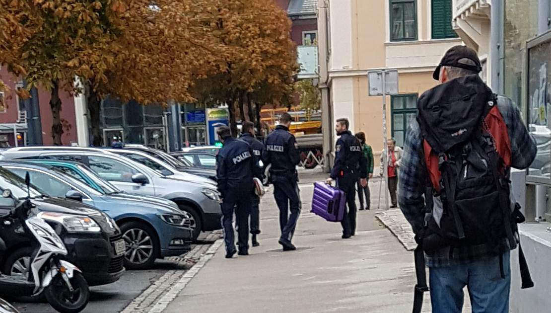 Verdächtiger Koffer wird von der Polizei abtransportiert
