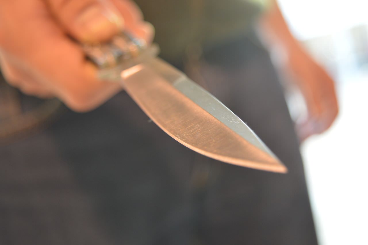 Mit einem Messer bedrohte des 32-Jährige einen Angestellten und verletzte einen Gast des Klagenfurter Lokals.