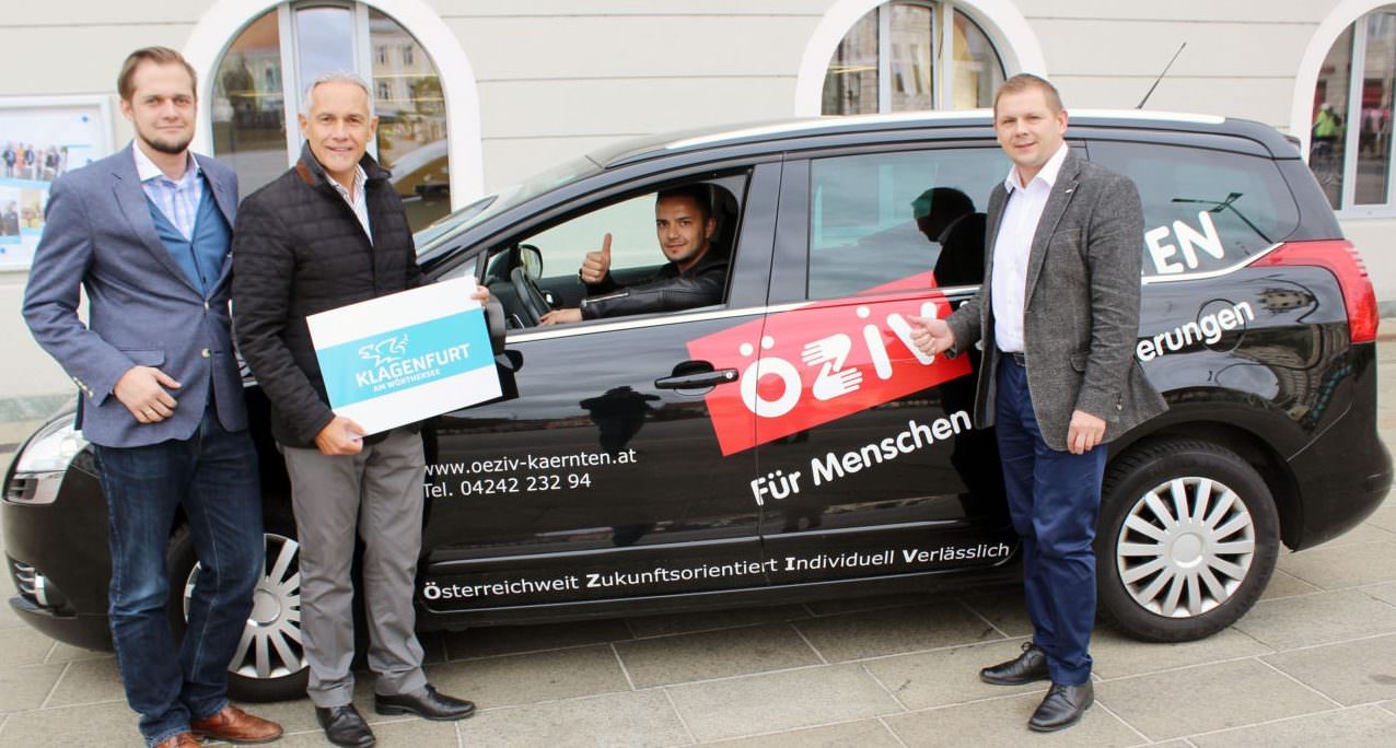 Mag. Stefan Mauthner (Abt. Soziales), Vizebürgermeister Jürgen Pfeiler, Darko Grgic (IG Mietwagentransporte) und Rudolf Kravanja (ÖZIV) freuen sich, gemeinsam wieder ein rollstuhlgerechtes Taxi anbieten zu können.