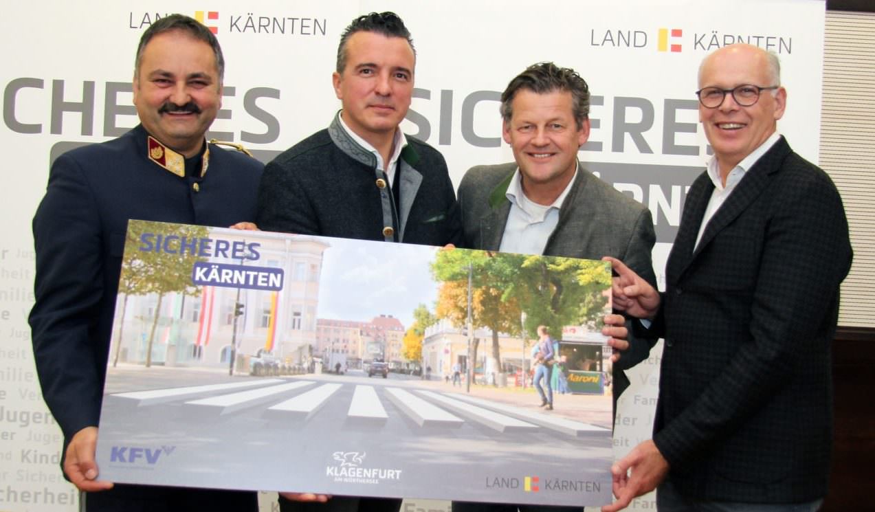 Anfang November wird ein 3D-Zebrastreifen zur Probe eingerichtet:
Vizebürgermeister Christian Scheider mit Oberst Adolf Winkler (Polizei),
Landesrat Mag. Gernot Darmann und DI Peter Felber (KfV).