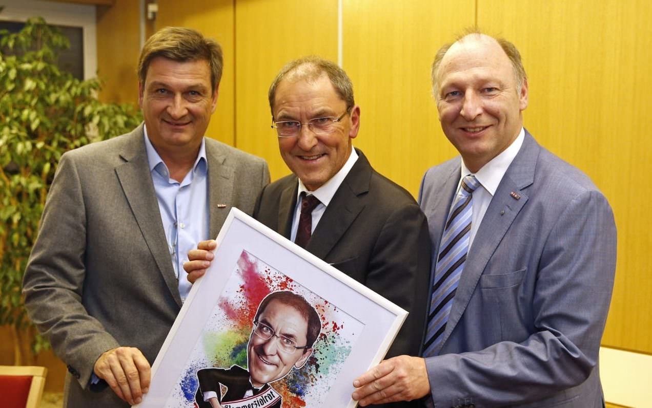 WK-Präsident Jürgen Mandl und WK-Spartenobmann Martin Zandonella gratulierten Volkmar Fussi – hier mit seinem kreativen Ebenbild - zum Kommerzialratstitel