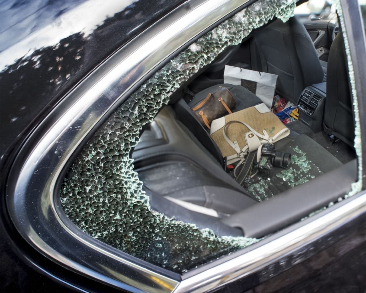 Um sich vor Einbrüchen in den PKW zu schützen, sollte man Wertsachen nie sichtbar im Fahrzeug zurücklassen.