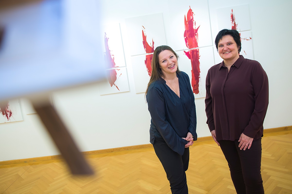 Künstlerin Tanja Prušnik mit Stadtgalerie-Leiterin Mag. Beatrix Obernosterer.
