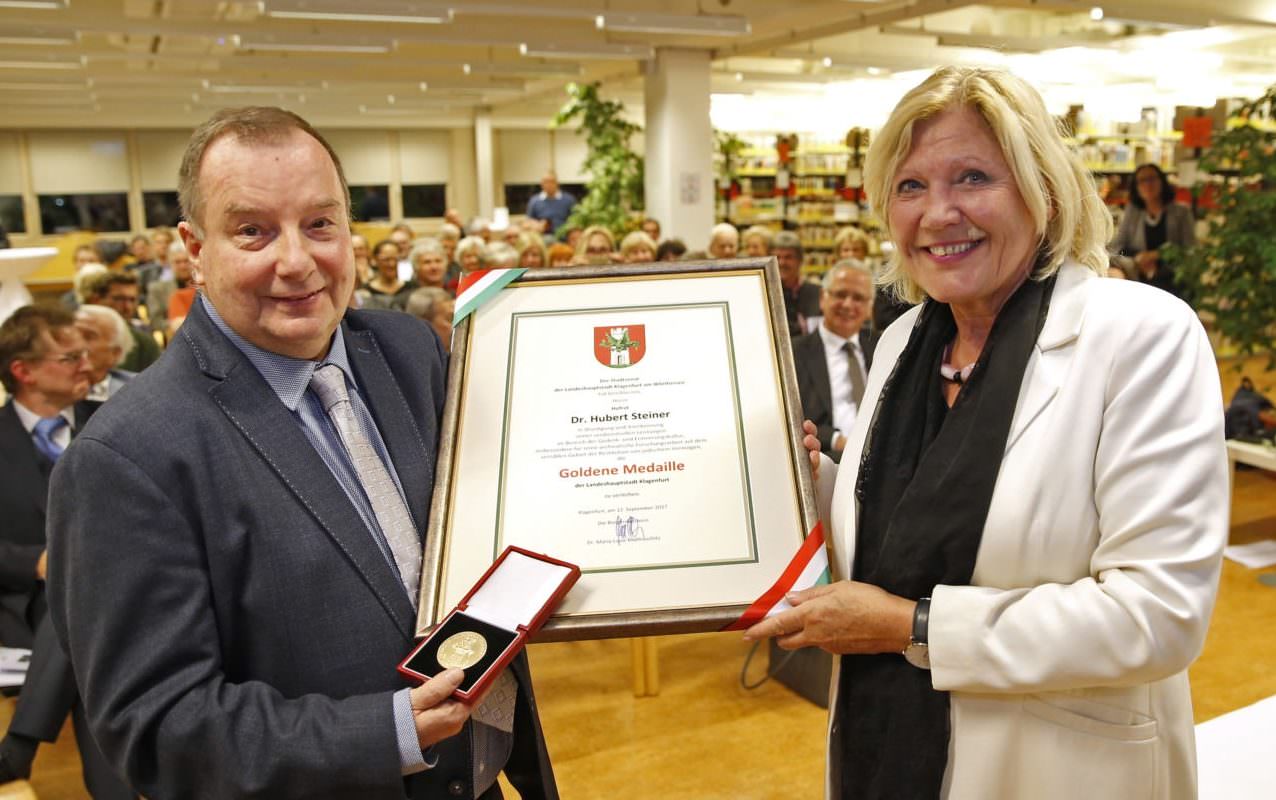 Bürgermeisterin Dr. Maria‐Luise Mathiaschitz mit Dr. Hubert Steiner bei der Überreichung der Goldenen Medaille.
