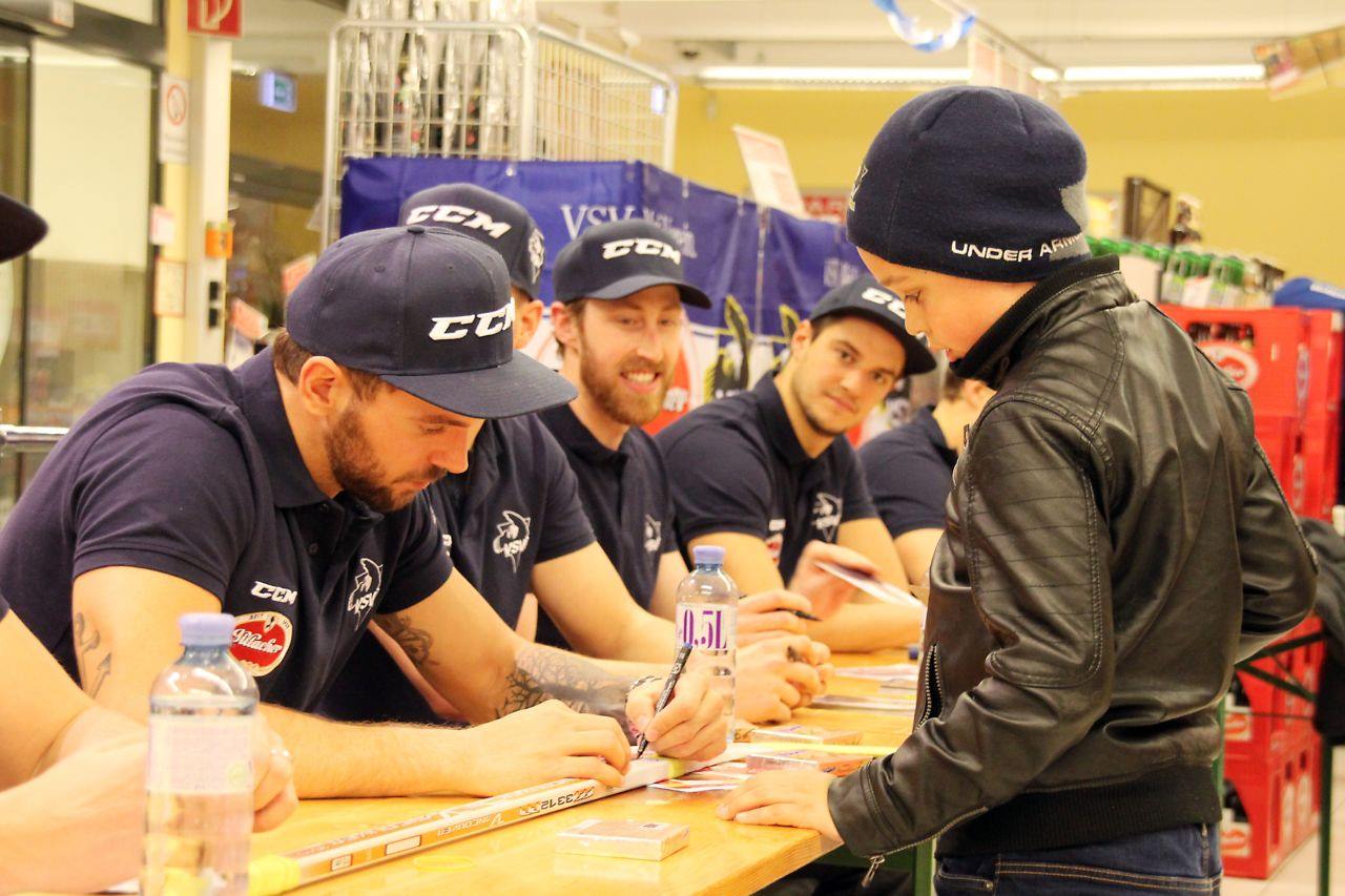Gaben ihren Fans begeistert Autogramme: Benjamin Petrik, David Shields und Stefan Bacher (v. li) 