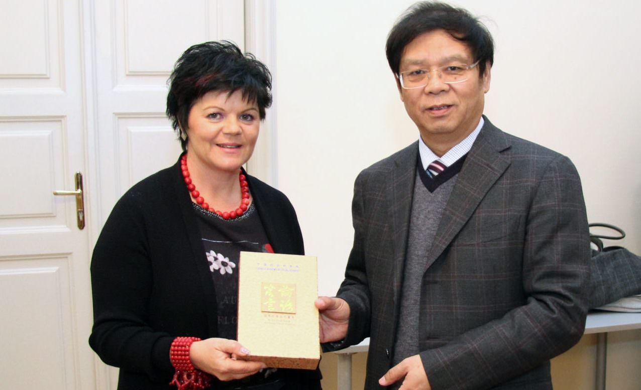 Ruth Feistritzer (SPÖ) hier am Foto mit dem Vizepräsidenten der Chinesischen Akademie