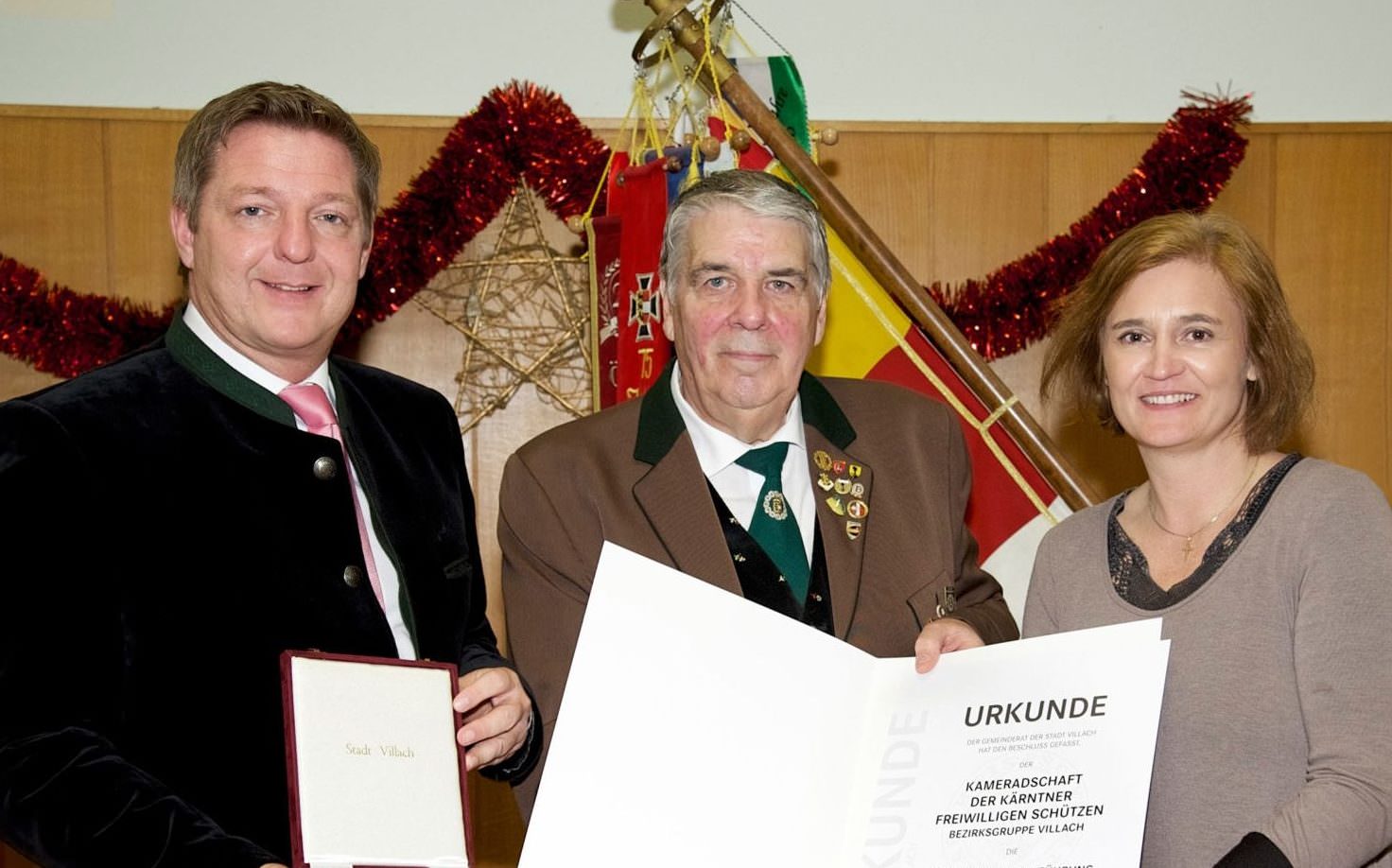 Bürgermeister Günther Albel (links), Obmann Ing. Kurt Oberhofer, Gemeinderätin Mag.a Elisabeth Dieringer-Granza