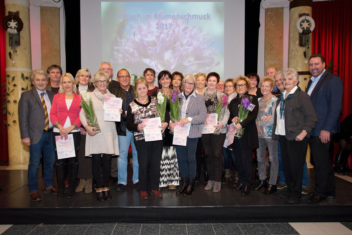 Vizebürgermeisterin Dr.in Petra Oberrauner gratulierte den Villacherinnen und
Villachern, die im Rahmen des Blumenschmuckwettbewerbes die Nase vorn hatte.