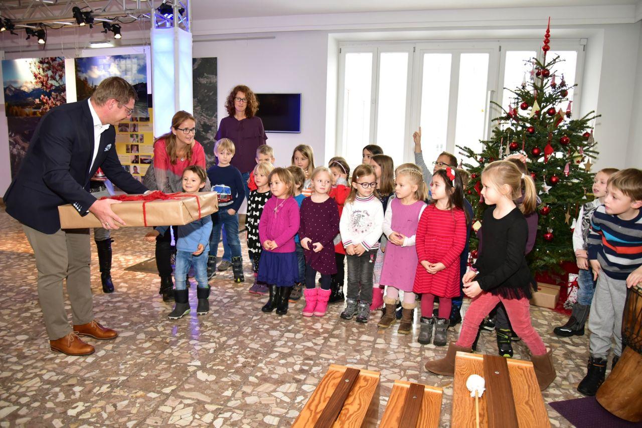Als vorweihnachtliches Geschenk gab es für die Kleinen von Bürgermeister Günther Albel eine Farbschleuder.