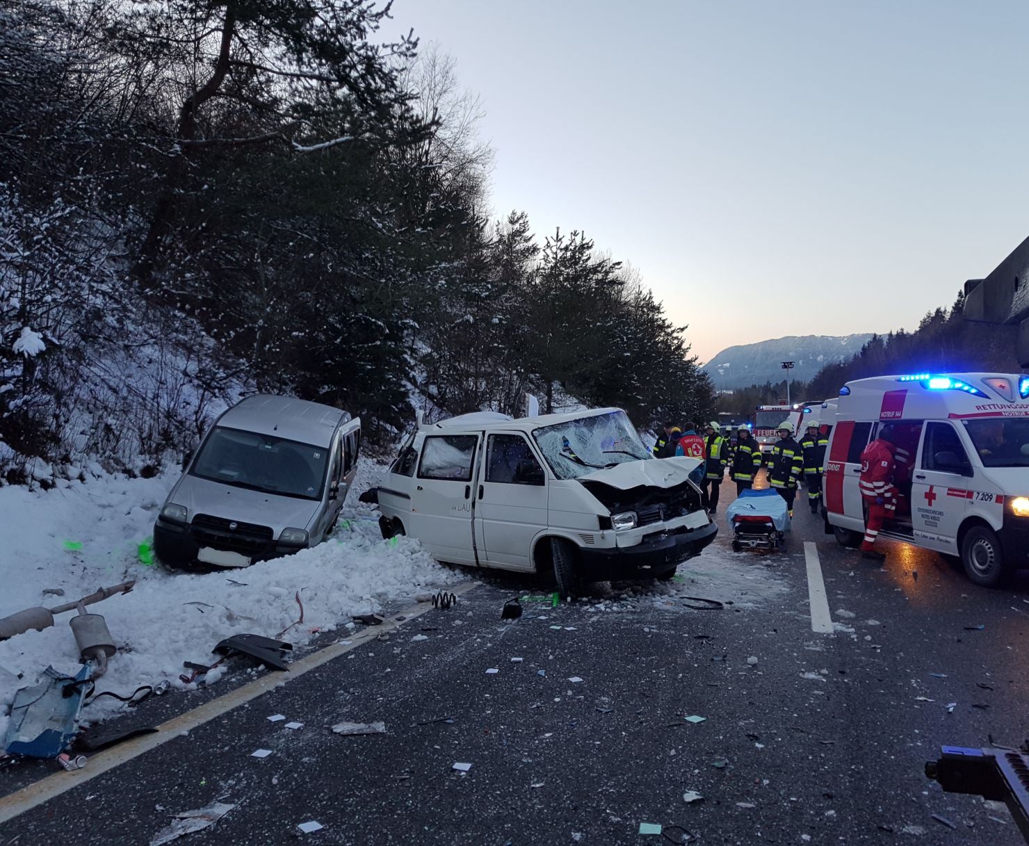 Kurz nach 16 Uhr wurde die Hauptfeuerwache Villach gemeinsam mit der FF Drobollach zu einem schweren Verkehrsunfall mit mehreren beteiligten Fahrzeugen auf die A11 Karwankenautobahn in Fahrtrichtung Slowenien alarmiert.