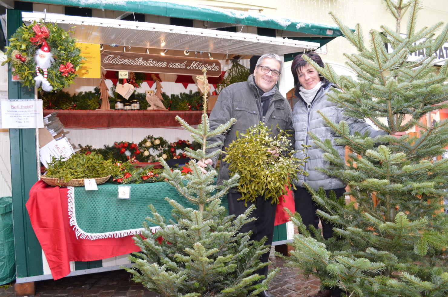 Stadtmarketing-Geschäftsführer Gerhard Angerer und Karin Baumgartner, die schon seit 35 Jahren Christbäume, Mistelzweige sowie Adventkränze verkauft