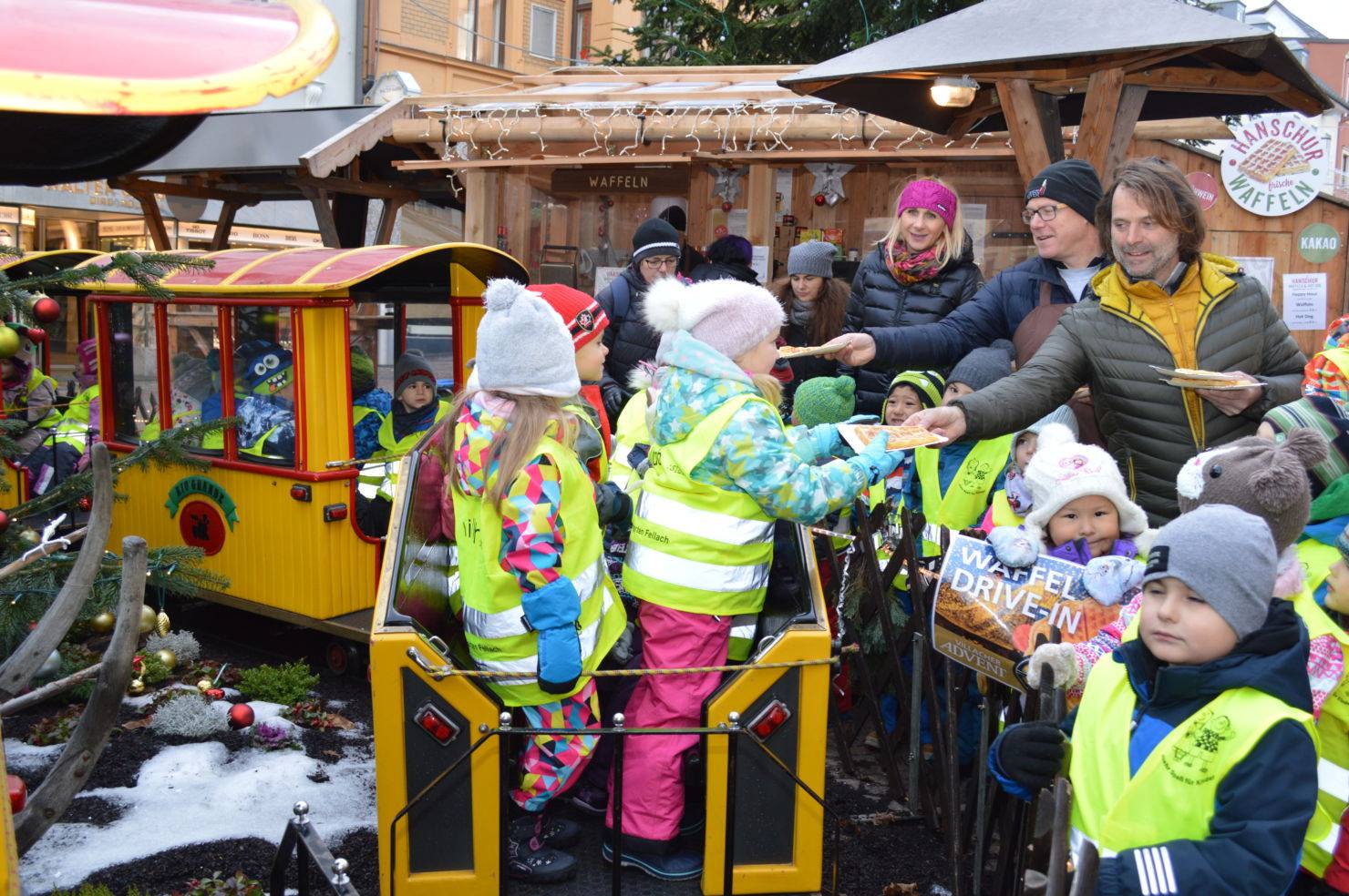Süße Überraschung: Die Kleinen des Kindergartens Fellach freuten sich über die köstlichen Waffeln von Ingolf Hanschur 