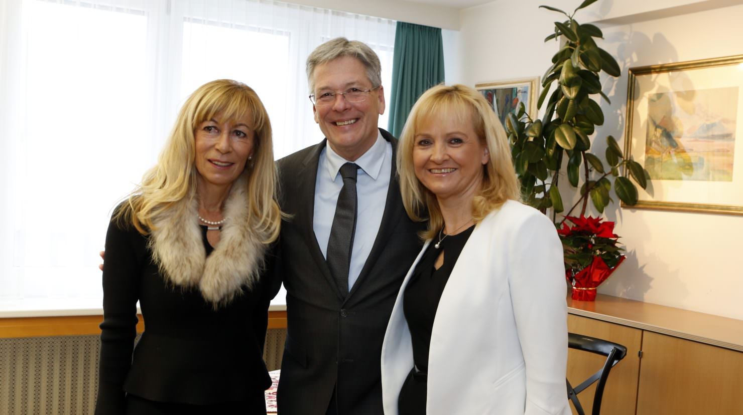 Leiterin Andrea Miklautsch, LH Peter Kaiser und Elke Janach.