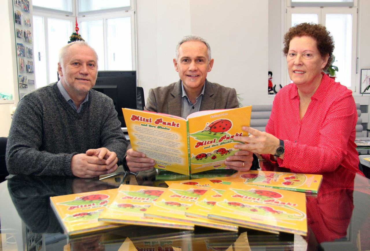 Waltraud Jann übergab an Vizebürgermeister Jürgen Pfeiler und Ernst
Nagelschmied von der Suchtberatung zehn Kinderbücher für die Klientel der Beratungsstelle